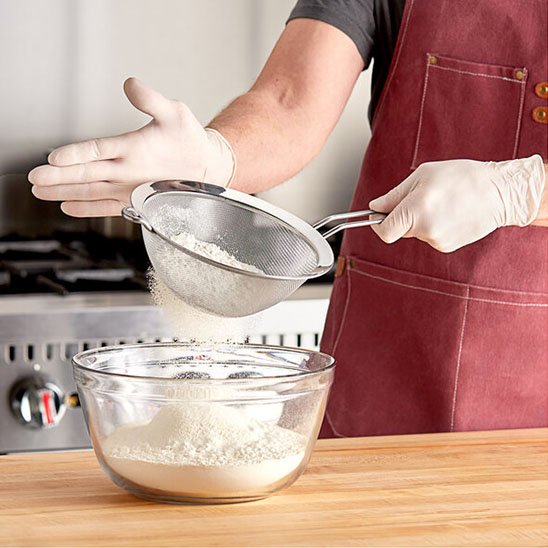 cuisinier tamise farine avec tamis cuisine