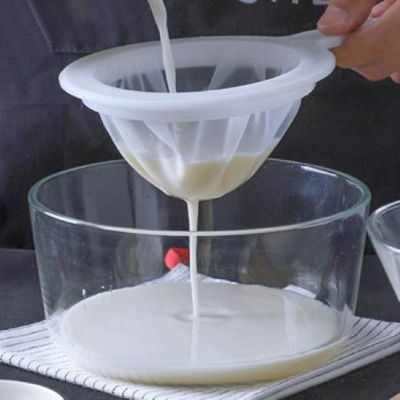 Tamis cuisine homme verse lait