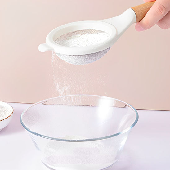 sucre-glace-tamisé-dans-un-bol-avec-un-tamis-cuisine