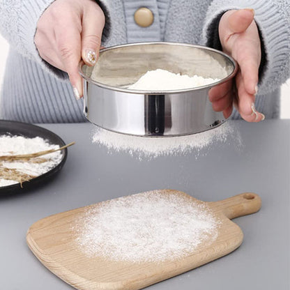 femme-tamise-farine-avec-tamis-en-acier-inoxidable