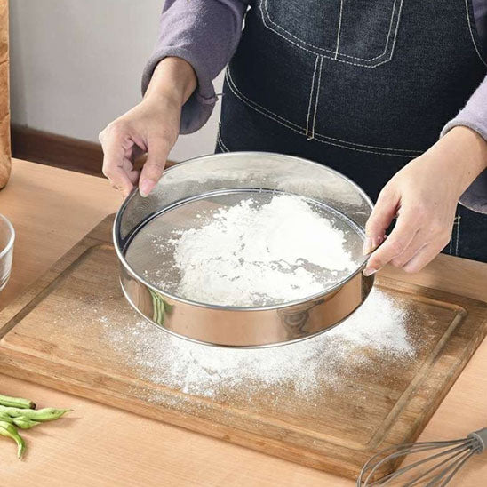 femme-tamise-farine-avec-tamis-inox-a-mailles-fines
