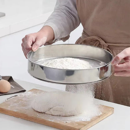 cuisinière-tamise-farine-avec-tamis-inox
