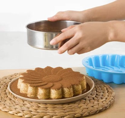 cuisinère-saupoudre-gâteau-de-cacao-avec-tamis-inox