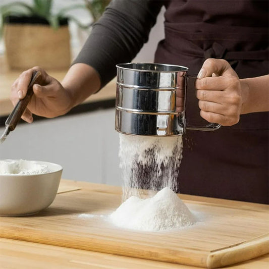 cuisinier-tamise-farine-avec-tamis-manivelle-inox-farine