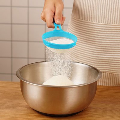 petit tamis plastique bleu tamise farine dans bol inox