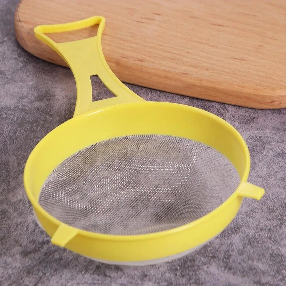 tamis plastique jaune sur contoir gris