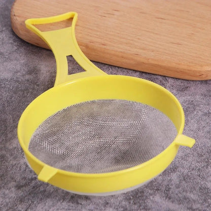 tamis plastique jaune sur contoir gris