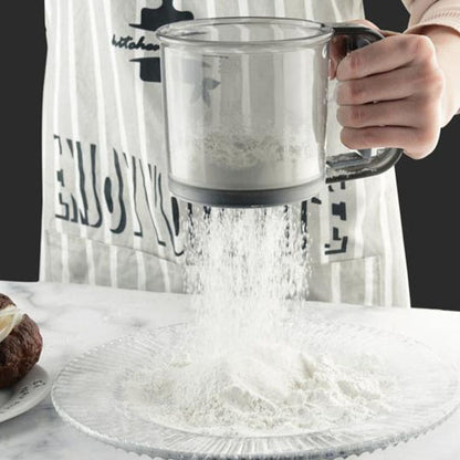 cuisinier-tamise-farine-avec-tamis-a-manivelle