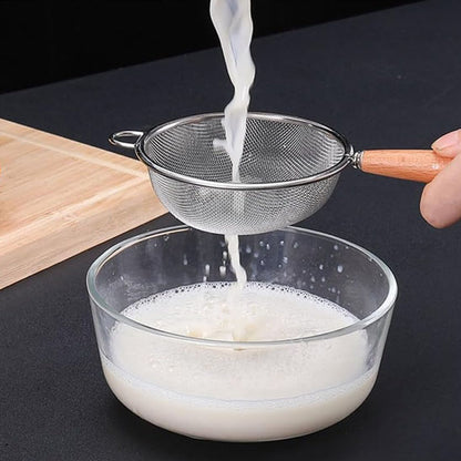 lait-filtré-avec-un-tamis-inox-à-manche-en-bois