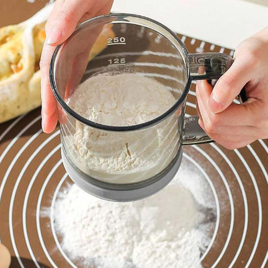 cuisiner-tamise-farine-avec-tamis-transparent