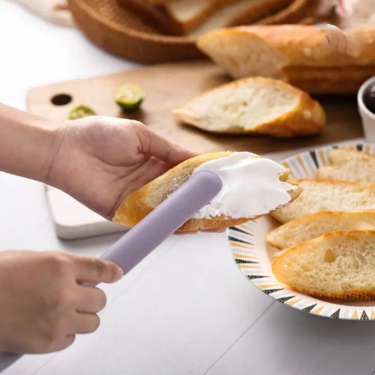 femme-tartine-baguette-avec-spatule-à-tartiner-