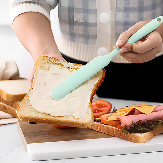 femme-tartine-pain-avec-spatule-à-tartiner
