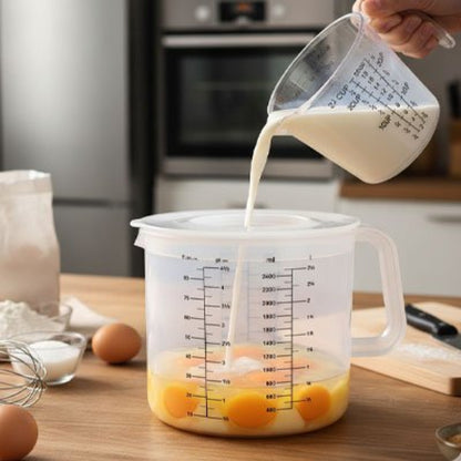 homme verse du lait dans un verre doseur