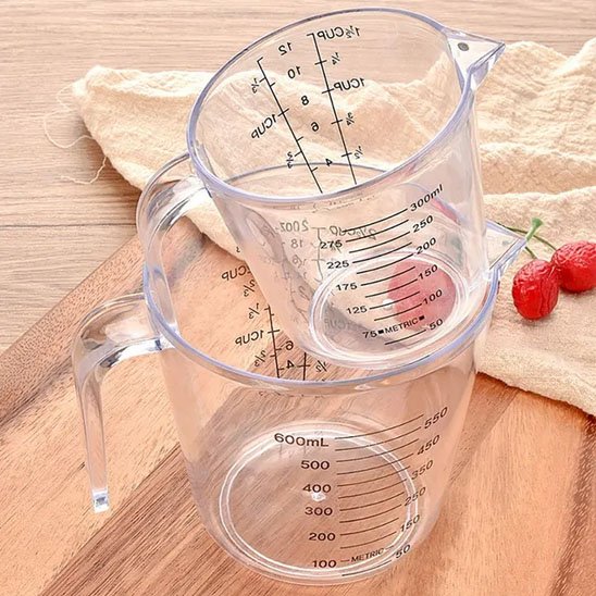 un verre doseur empilé sur un autre