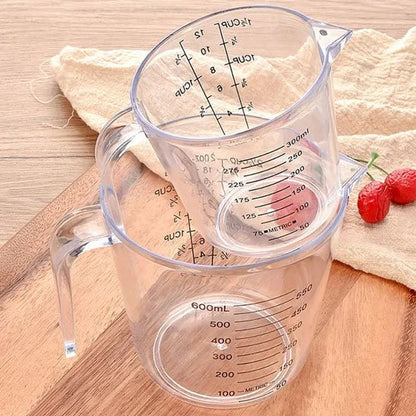 un verre doseur empilé sur un autre