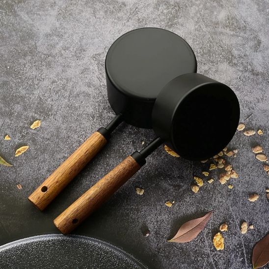 verre doseur inox noir sur comptoir cuisine gris