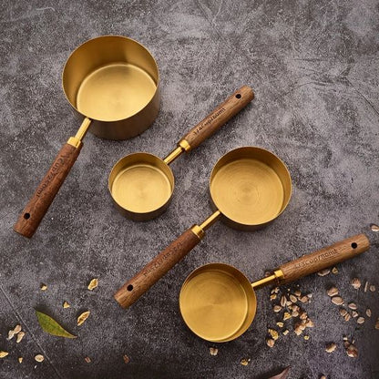 quatre verre doseur avec manche en bois sur comptoir cuisine gris