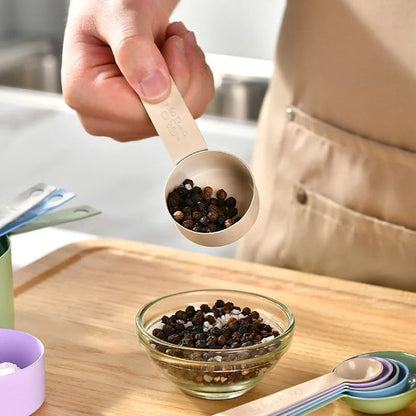 homme remplit verre doseur de grains de poivre
