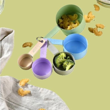 verre doseur en 5 formats sur comptoir cuisine vert 