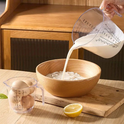 femme verse lait d'un verre doseur dans bol bois d'ingrédients secs