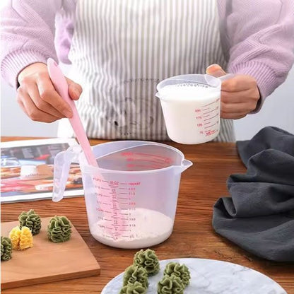cuisinier tient verre doseur de lait et mélange pâte dans un autre 