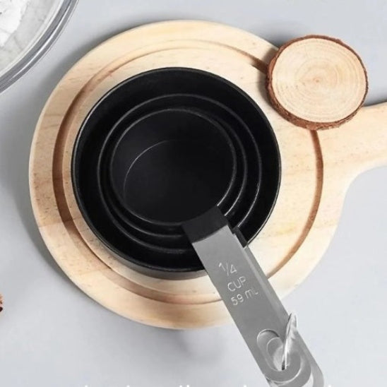 quatre granderus de verre mesureur noir emboités sur planche en bois