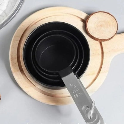 quatre granderus de verre mesureur noir emboités sur planche en bois