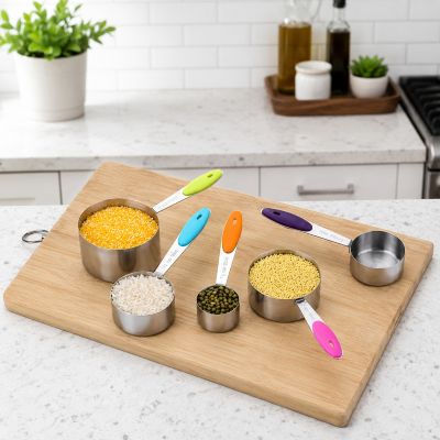 verre mesureur d'ingrédients variés sur planche à découper