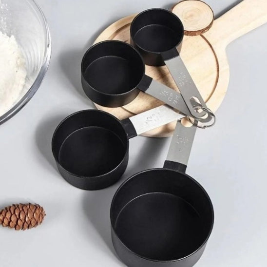 quatre grandeurs de verre mesureur attachés avec anneau sur comptoir 