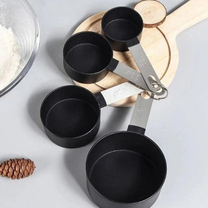 quatre grandeurs de verre mesureur attachés avec anneau sur comptoir 