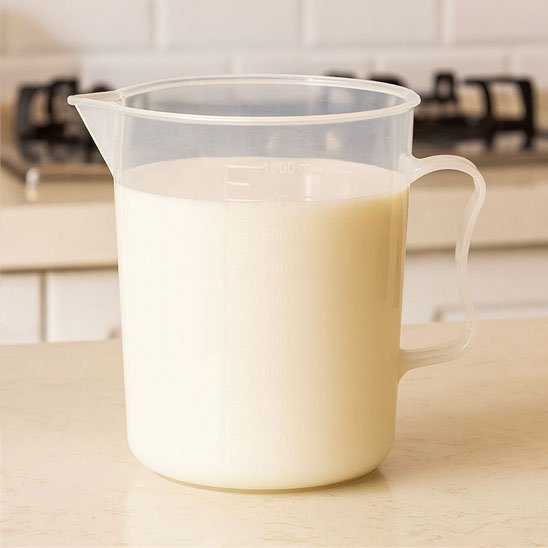 verre mesureur de lait sur comptoir cuisine