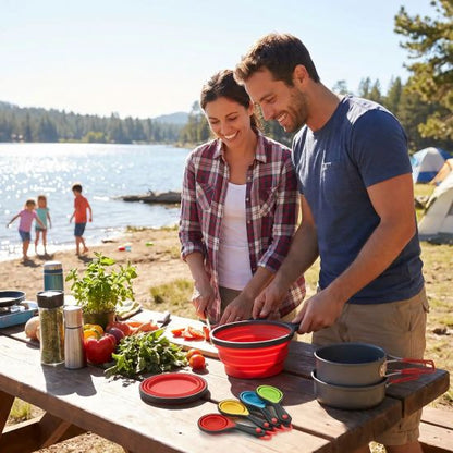 couple préparent repas au camping utilisant verre mesureur pliable