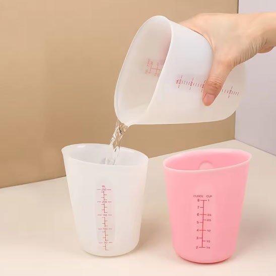 femme vers eau d'un verre mesureur à un autre