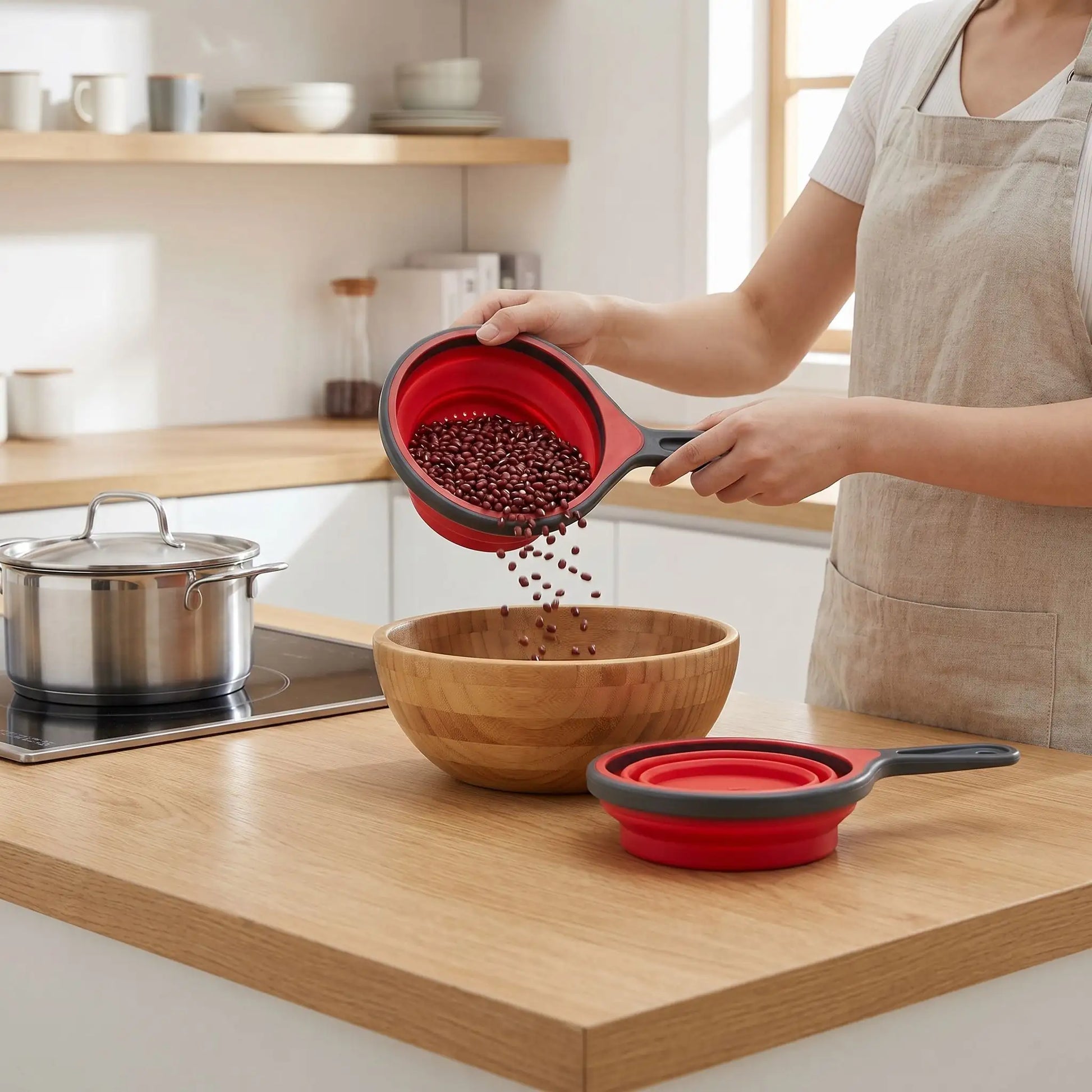 femme verse haricots d'un verre mesureur silicone dans bol en bois