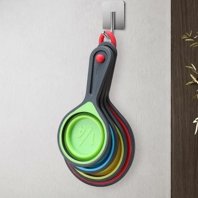ensemble verre mesureur pliable accroché au mur